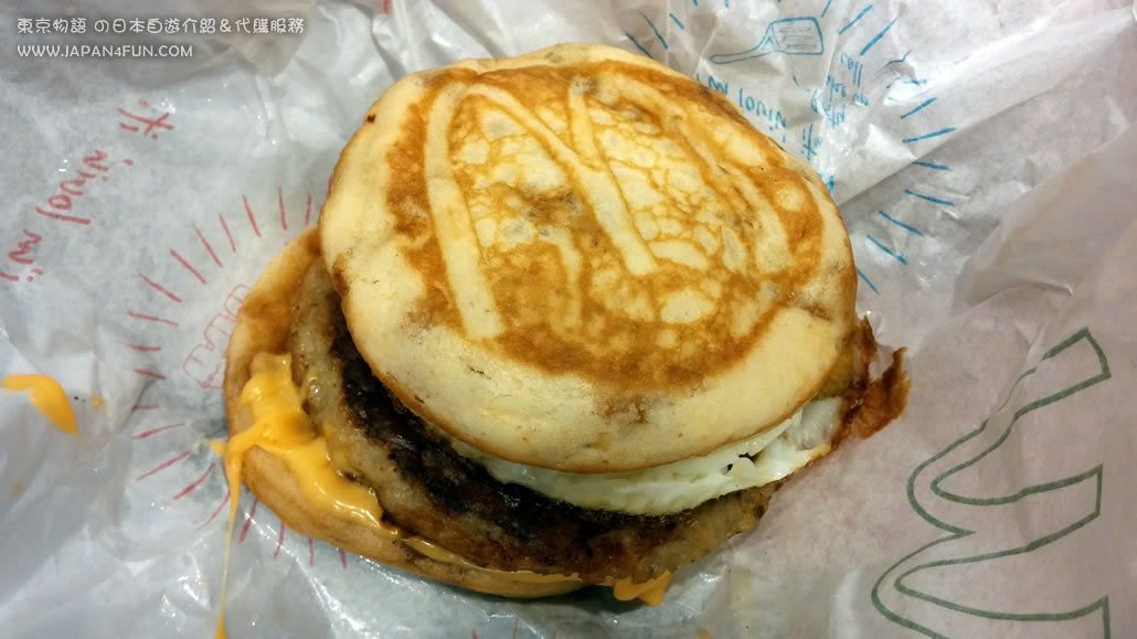 ▲ 看起來跟香港的「豬柳蛋漢堡」差不多樣，但包面印著有 M 字麥當勞標誌